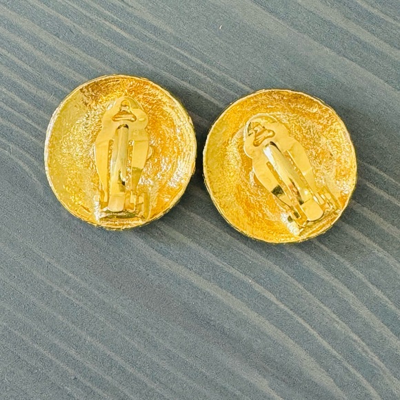 AUTHENTIC Chanel Vintage clip ons. Like new condition. Classic and timeless. - Picture 3 of 10